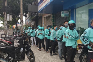 Shipper ở TP.HCM vẫn phải rồng rắn xếp hàng chờ xét nghiệm