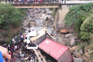 Lai Châu: Xe container và ô tô tải cùng lao xuống suối, 4 người bị thương Lai Châu: Xe container và ô tô tải cùng lao xuống suối, 4 người bị thương
