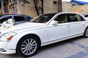 Thành Trung rước dâu bằng xe 14 tỷ đồng