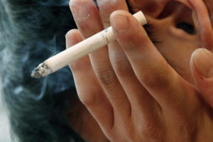 Hành khách bị cấm bay vì hút thuốc, chây ì nộp phạt