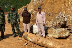 Quảng Bình: Phát hiện, xử lý thành công quả bom “khủng” 450kg
