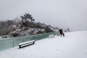 Không khí lạnh tăng cường tại miền Bắc, người dân đón Tết dương lịch trong mưa rét