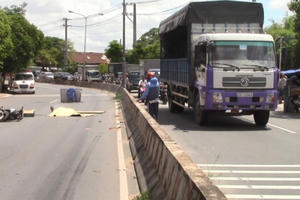 Bình Dương: Sau va chạm với xe tải, người đàn ông tử vong tại chỗ