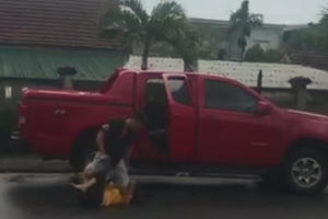 Phẫn nộ clip người đàn ông hành hung phụ nữ ngay tại sân BV đa khoa Thị xã Kỳ Anh