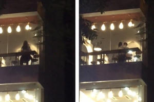 Cặp đôi vô tư làm "chuyện ấy" tại quán trà sữa