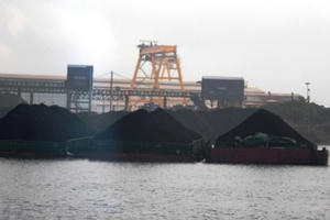 Các ‘ông lớn’ không cấp đủ than, EVN xin nhập khẩu thêm 'vàng đen'