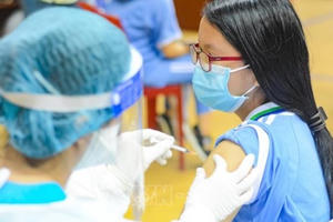 Tư vấn: Chăm sóc trẻ trước, trong và sau khi tiêm vaccine COVID-19