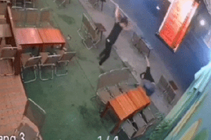 Bàng hoàng với Clip nam thanh niên bị chém gục trong quán cà phê vì mâu thuẫn