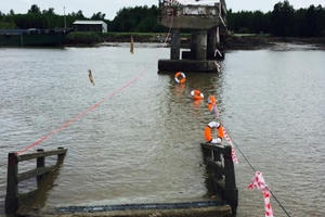 Cà Mau: Cầu vừa thông xe đã sập hoàn toàn