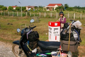 Cặp vợ chồng "phượt thủ" U70 gây "choáng" khi xuyên Việt bằng xe máy