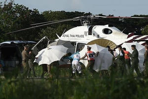 Hình ảnh các cầu thủ đội bóng nhí Thái Lan được che kín mít khi rời hang