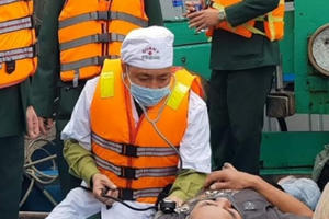 Cứu 8 ngư dân trên chiếc tàu cá bốc cháy, chìm trên biển