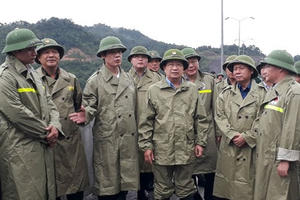 Phó Thủ tướng Trịnh Đình Dũng: Đặt an nguy tính mạng người dân lên hàng đầu trước bão số 4 Phó Thủ tướng Trịnh Đình Dũng: Đặt an nguy tính mạng người dân lên hàng đầu trước bão số 4