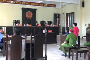 Bắt quả tang vợ ngoại tình, chồng đâm tình địch suýt chết