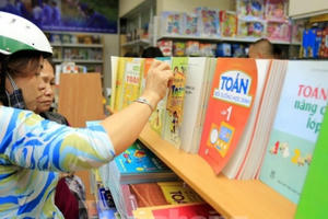 Cấm mọi hình thức 'khuyến khích' đưa sách tham khảo vào trường học Cấm mọi hình thức 'khuyến khích' đưa sách tham khảo vào trường học