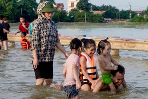 Hà Nội: Sau 2 ngày ngập úng, tỉnh lộ 421B vẫn trở thành "bãi tắm" sầm uất Hà Nội: Sau 2 ngày ngập úng, tỉnh lộ 421B vẫn trở thành "bãi tắm" sầm uất