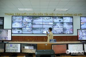 Chùm ảnh - "Đột kích" vào khu vực "mắt thần" của giao thông thủ đô