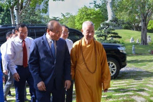 Chủ tịch nước Nguyễn Xuân Phúc chức mừng đại lễ Phật đản tại TP HCM Chủ tịch nước Nguyễn Xuân Phúc chức mừng đại lễ Phật đản tại TP HCM