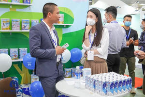 Đổi vỏ hộp sữa lấy quà tặng tại triển lãm Vietnam Dairy 2024