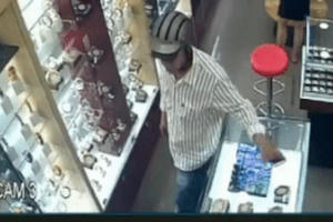 Clip: Người đàn ông ăn mặc lịch sự vào cửa hàng "cầm hộ" chiếc điện thoại của nhân viên rồi lỉnh mất