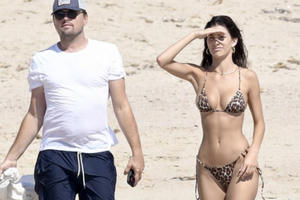 Leonardo DiCaprio vui đùa bên gái xinh trên bãi biển