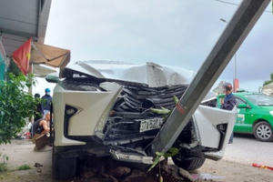 Lexus RX300 va chạm với 2 xe máy trên quốc lộ 1A ở Nghệ An