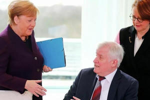 Bất ngờ lý do Bộ trưởng Đức không bắt tay Thủ tướng Merkel