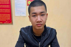 Mang thi thể bạn nghiện lên đê phi tang rồi bỏ trốn, nửa năm sau bị bắt theo lệnh truy nã