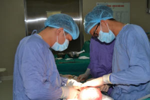 Khối u xơ to như thai 5 tháng trong tử cung người phụ nữ