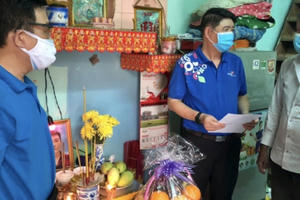 Giám đốc Co.opmart Tuy Lý Vương đưa tro cốt người lao động tử vong do Covid-19 về với gia đình