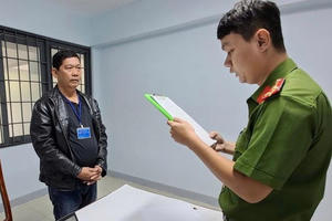 Chủ nhà nghỉ mở sòng bạc để thu phí