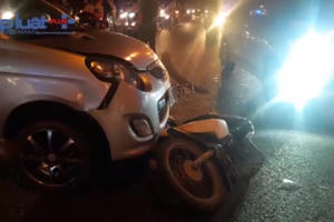 Bình Dương: Ô tô tông hàng loạt xe máy, nhiều người bị thương