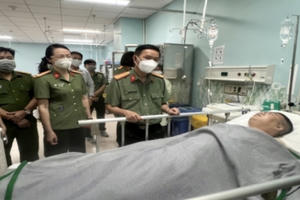 Lãnh đạo Công an Đồng Nai thăm hỏi, động viên cán bộ chiến sỹ bị thương khi làm nhiệm vụ