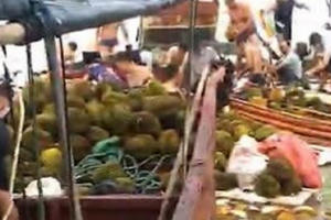 Ăn sầu riêng nhiễm khuẩn, hàng trăm người Trung Quốc nhập viện