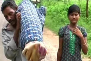 Chồng nghèo vác xác vợ đi bộ 12 km vì không có tiền thuê xe tang