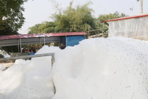 Nước sông Nhuệ hôi thối nồng nặc, tạo bọt trắng xoá