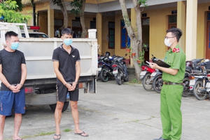 Tạm giữ hình sự 2 đối tượng dùng vũ lực cướp tài sản giữa ban ngày