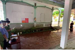 Khởi tố người phụ nữ lột quần áo, đe doạ lực lượng chống dịch khi bị yêu cầu đi cách ly