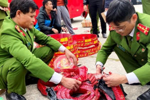 CSCĐ Thanh Hóa bắt giữ xe khách vận chuyển 83kg pháo nổ trái phép