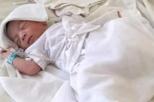 Đau lòng cảnh bé sơ sinh bị mẹ bỏ rơi trong túi nilon treo trên hàng rào