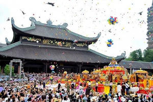 Những ý kiến trái chiều xung quanh việc xây chùa to, tượng lớn