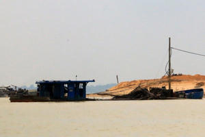 Yêu cầu chấn chỉnh hoạt động khai thác cát tại hồ Dầu Tiếng