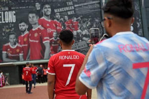 Bóng đá MU - Newcastle: Fan Ronaldo "nhuộm đỏ" Old Trafford