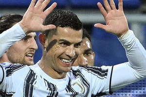 Ronaldo lập hat-trick chớp nhoáng, Juventus đại thắng rực rỡ