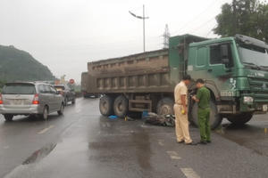 Ninh Bình: Nữ du khách nước ngoài lao gầm xe tải tử vong