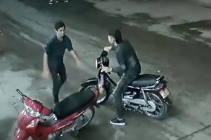 Khởi tố đối tượng cứa cổ tài xế taxi trước cổng sân vận động Mỹ Đình