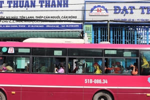 Dòng người tự đi xe máy về quê, TPHCM đang phối hợp đưa dân về