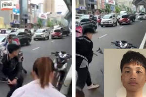 Tạm giữ hình sự đối tượng hùng hổ đập phá xe máy của người khác sau va chạm giao thông