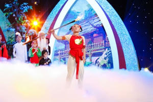 Cậu bé 12 tuổi ngậm dầu phun lửa, đu dây bay trên không như diễn viên chuyên nghiệp