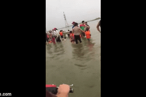 Clip: Người dân nườm nượp mang phao ra tắm ở Tỉnh lộ bị ngập nước